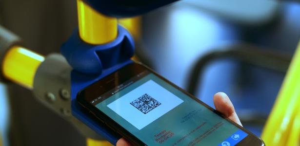 Como usar celular para pagar transporte público em cidades no Brasil