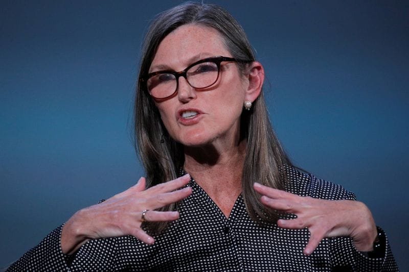 Cathie Wood evoca um sistema monetário que dispensaria o Fed, graças ao Bitcoin Por Investing.com