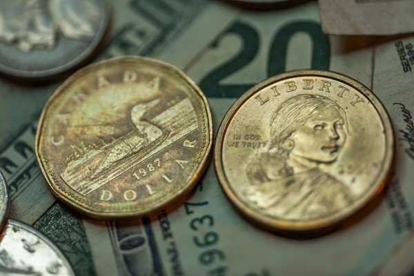 Loonie’s Rally Checked by Crude Oil and U.S. Rates