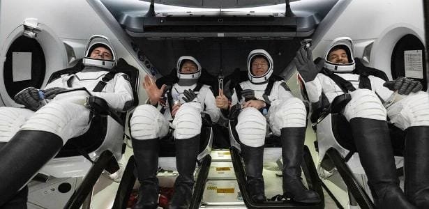 Cápsula da SpaceX pousa no mar após 6 meses no espaço