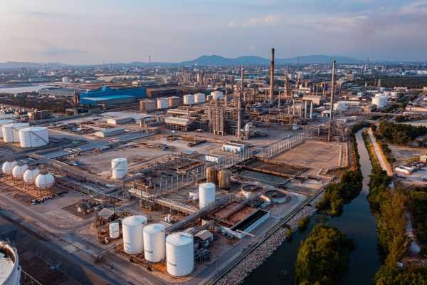 Crude Climbs Amid Geopolitics, Dwindling U.S. Inventory