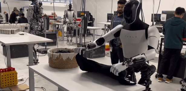 Robô humanoide da Tesla dobra camiseta em vídeo; veja