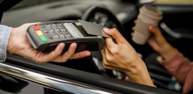 ‘Só encostar!’ Muita gente teme usar cartão por aproximação; ele é seguro?