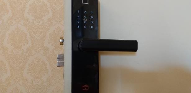 esta fechadura destrava com o dedo e deixa casa mais segura