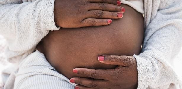 Por que os bebês dão chutes dentro e fora da barriga?