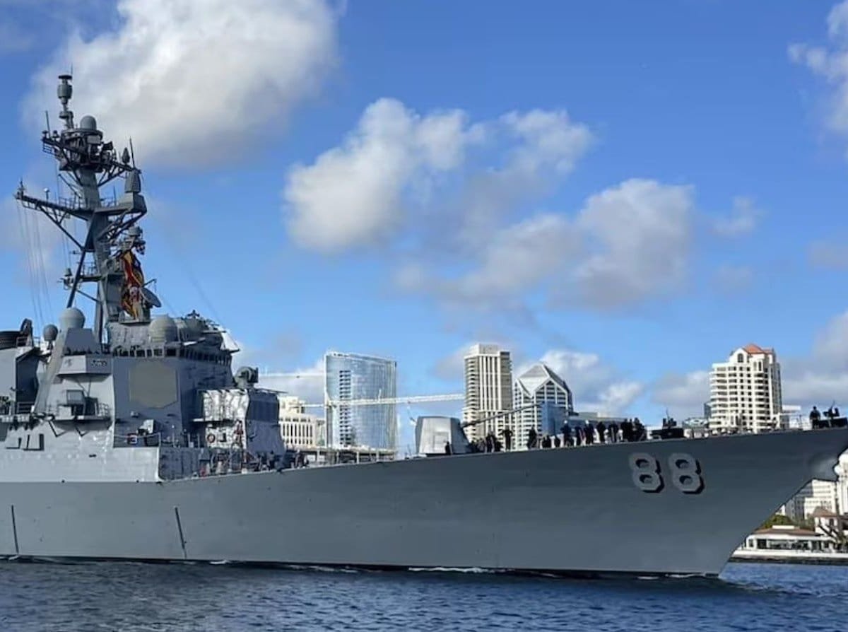 Helios: EUA revelam foto de teste com arma laser usada em navio de guerra