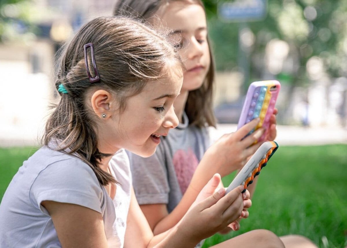 Celulares nas escolas: petição contra banimento tem 1,5 milhão de assinaturas em 1 semana
