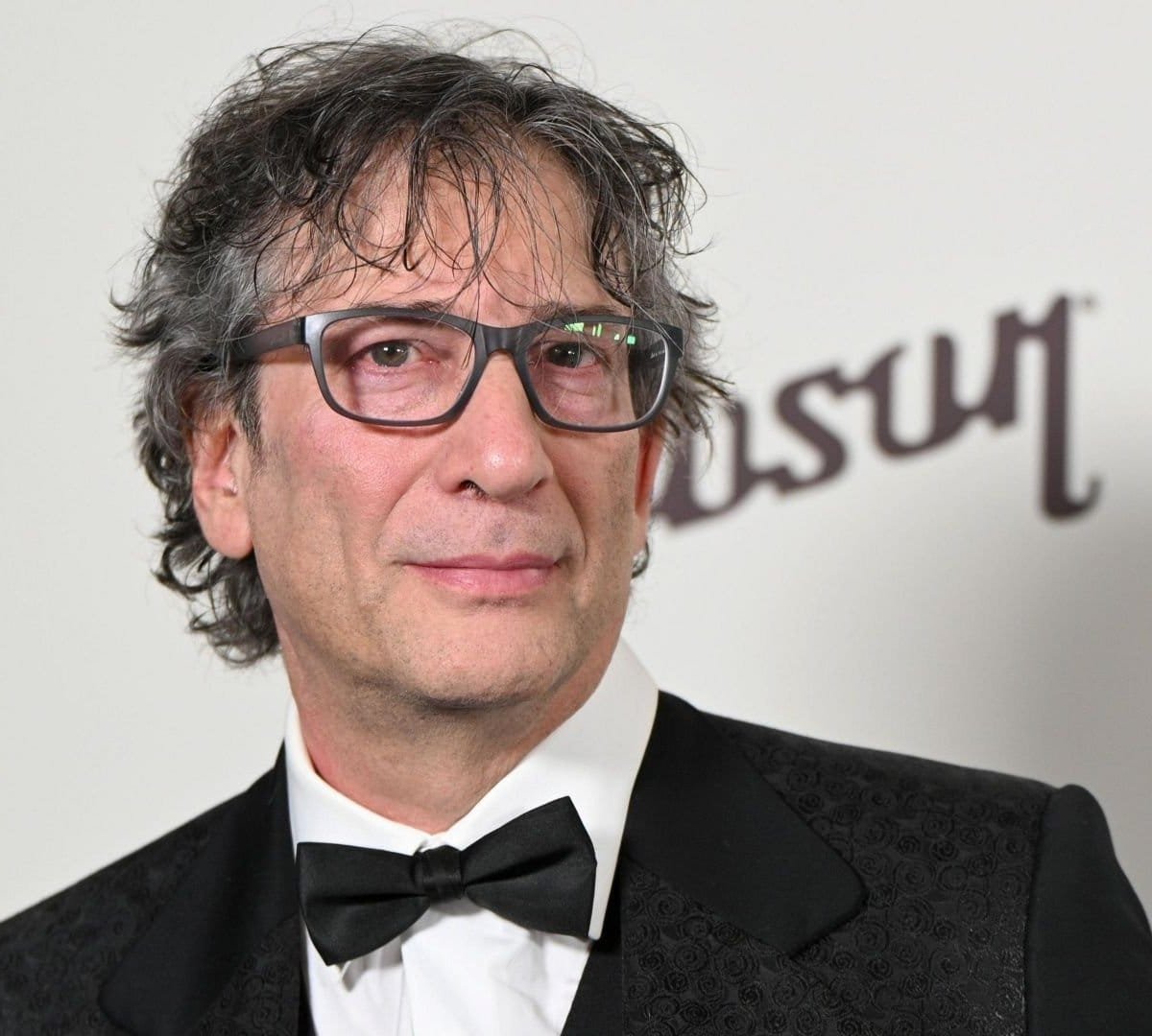 Neil Gaiman e ex-esposa são processados por tráfico humano e abuso sexual