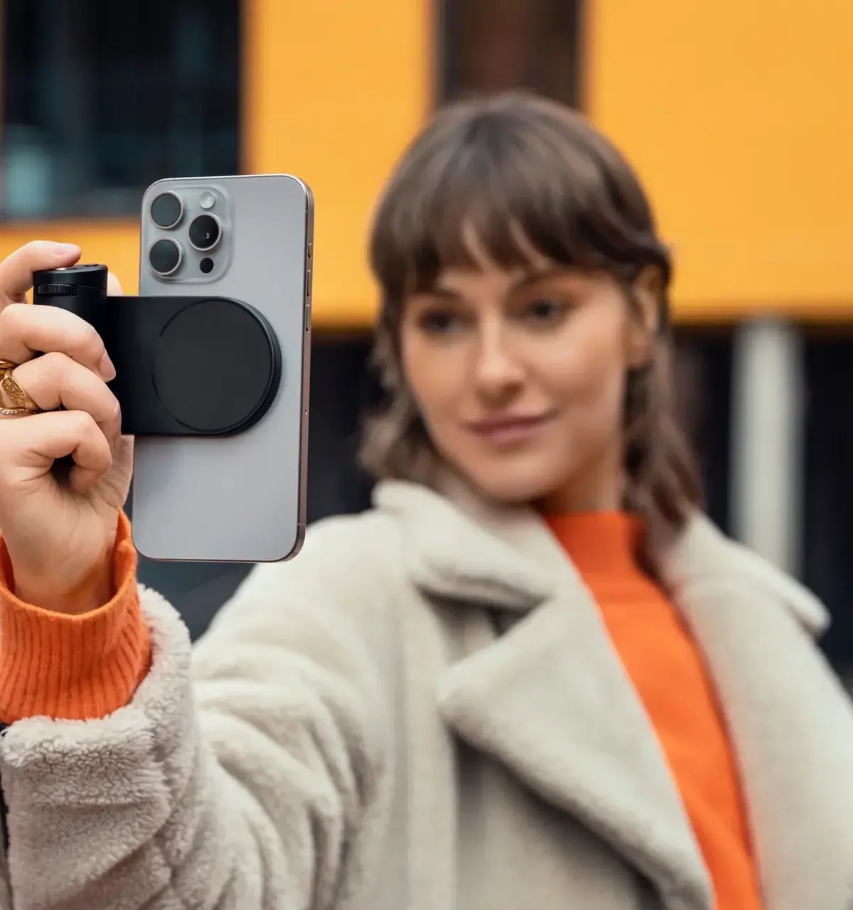 LUX Grip: Leica lança acessório com controles profissionais para a câmera do iPhone
