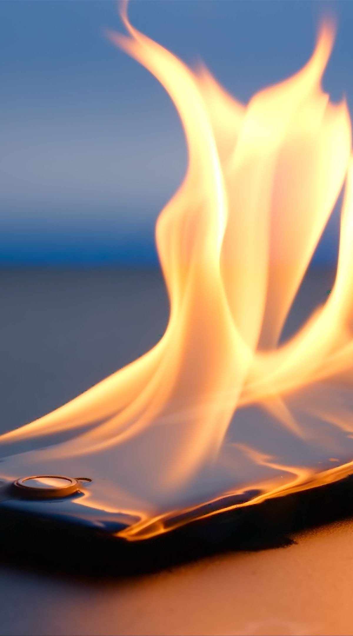 Celular explode no bolso e deixa mulher ferida em Goiás; veja o vídeo