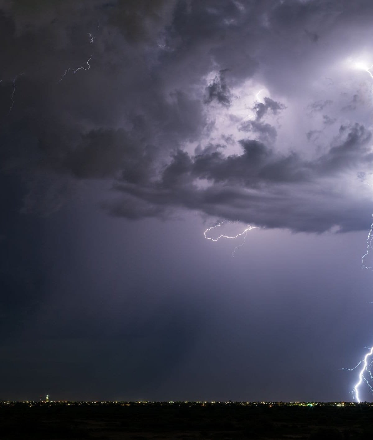 Qual é a conexão entre os raios, o clima na Terra e o clima no espaço?