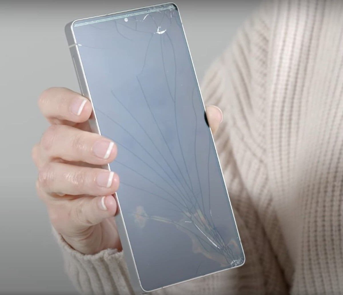 Tela do Galaxy S25 Ultra sofre rachaduras em novo teste de queda e durabilidade