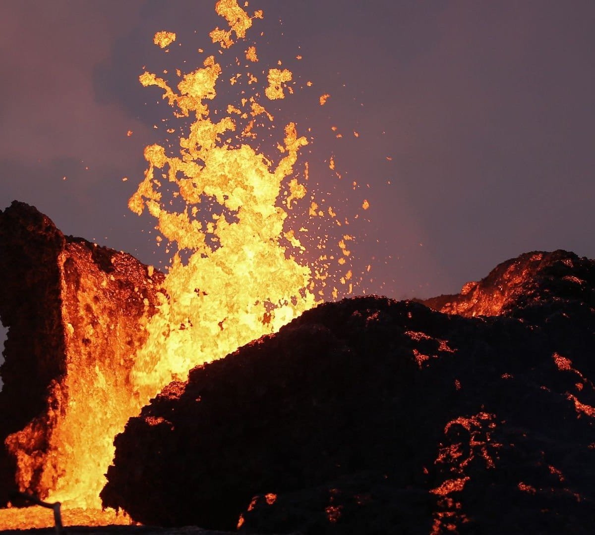 Vulcão Kilauea entra em erupção e lança lava a 100 metros