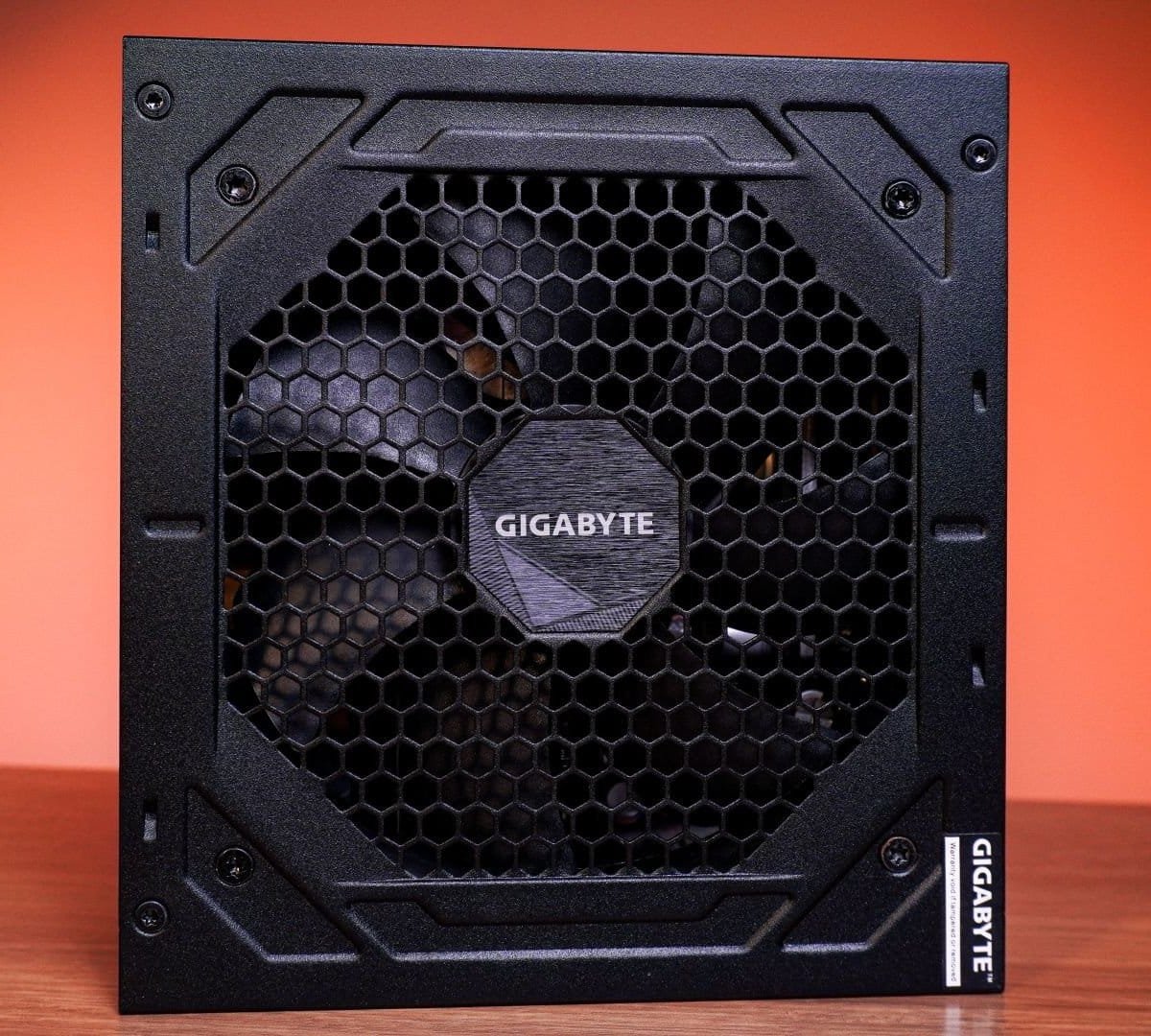 GIGABYTE UD1000GM PG5 é boa? Confira review da fonte de 1.000W para PCs