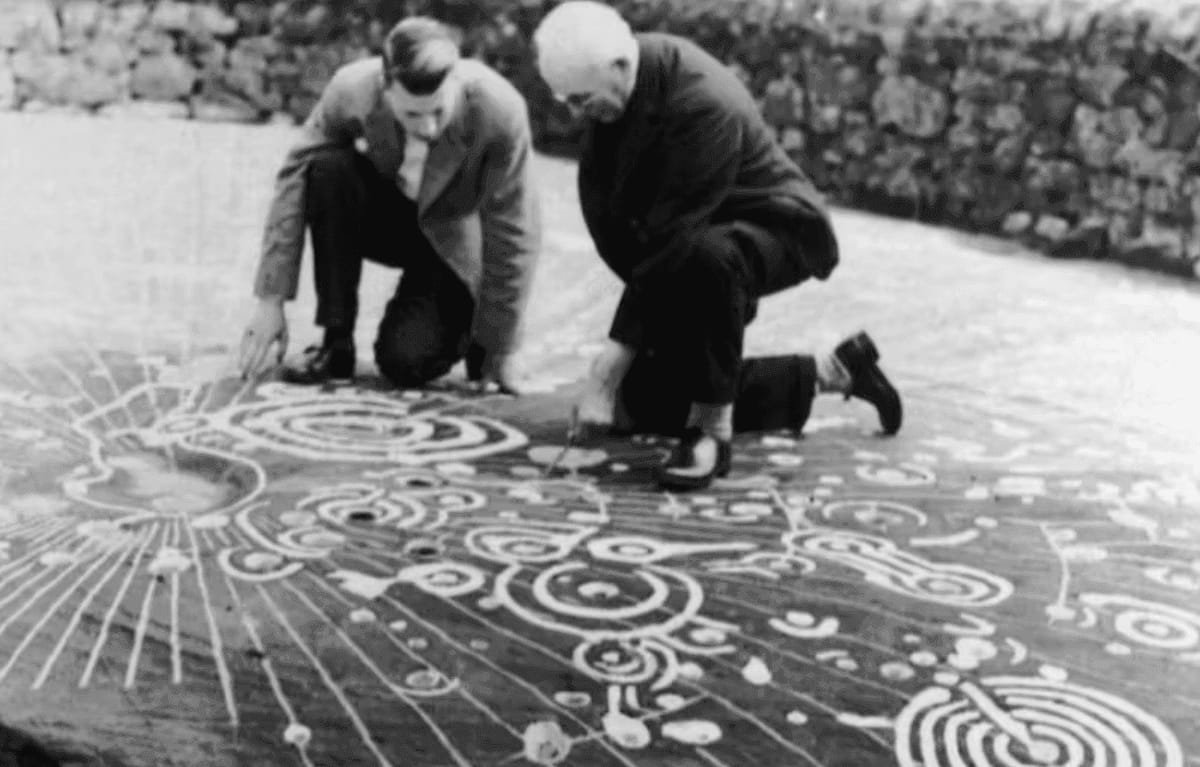 A pedra misteriosa enterrada por arqueólogos para não ser vandalizada