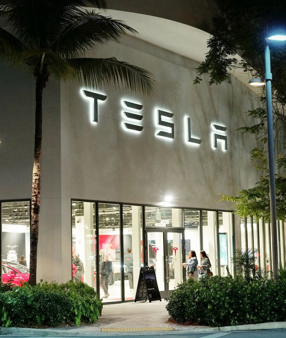 Manifestantes realizam protestos contra Elon Musk e o DOGE em frente às lojas da Tesla nos EUA