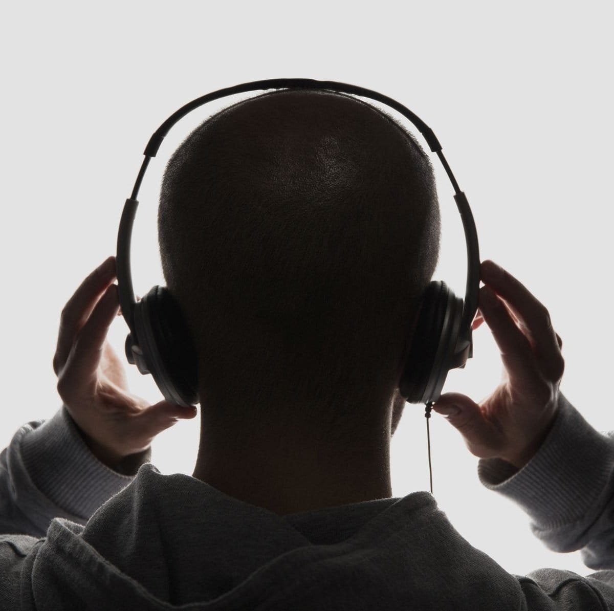 Uso exagerado de fones com cancelamento de ruído ativo pode gerar transtornos, suspeitam médicos