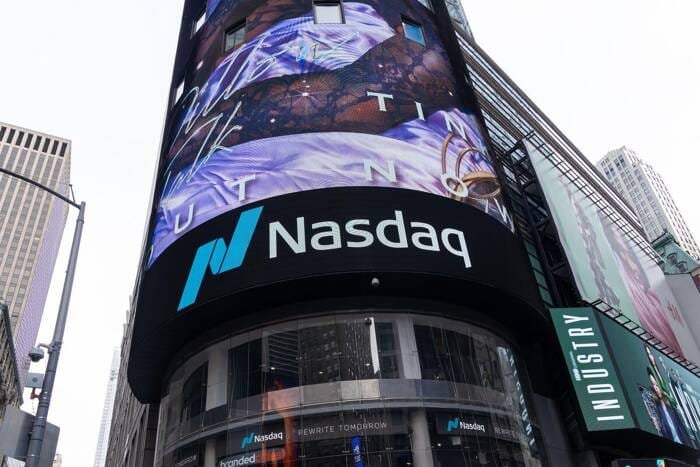 Nasdaq 100: Tech Stocks Sink as Amazon, Apple Drop on Fed Uncertainty and Tariffs