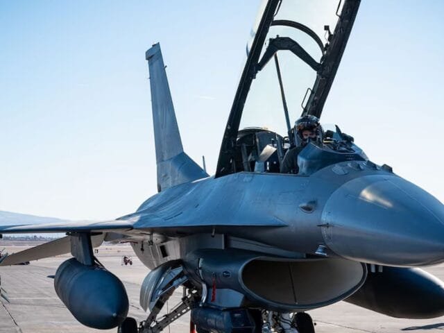 Caça F-16 da Força Aérea dos EUA amplia poder de ataque com míssil antinavio Harpoon