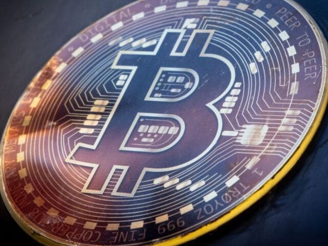 EUA criam reserva estratégica de Bitcoin, mas mercado se decepciona