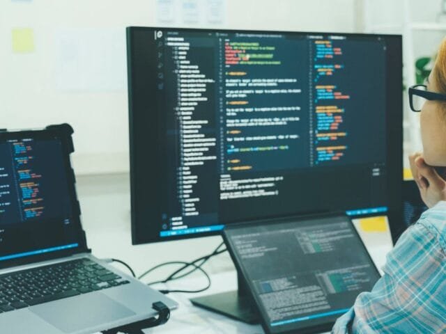 Startup oferece 120 bolsas de estudo em desenvolvimento front-end para mulheres