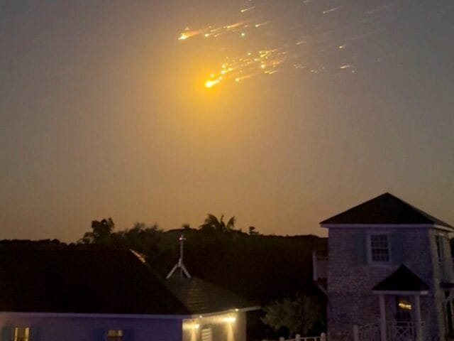 Fragmentos de nave da SpaceX rasgam os céus e causam atrasos em voos e paralisações em aeroportos da Flórida, nos EUA | Mundo