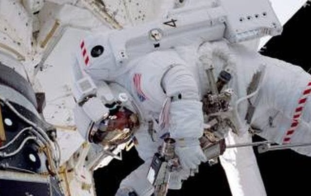 O que acontece se alguém der um tiro no espaço?