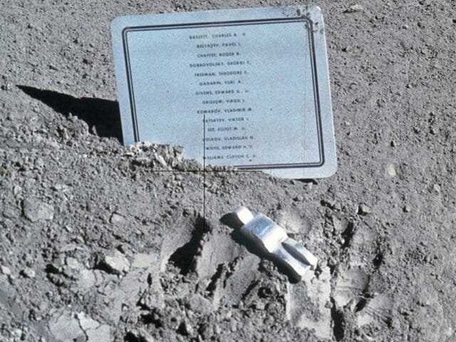 Há uma escultura na Lua: conheça a peça Astronauta Caído