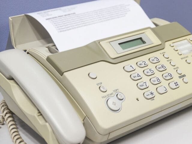Que fim levou o fax, a tecnologia de enviar documentos impressos usando a linha telefônica?