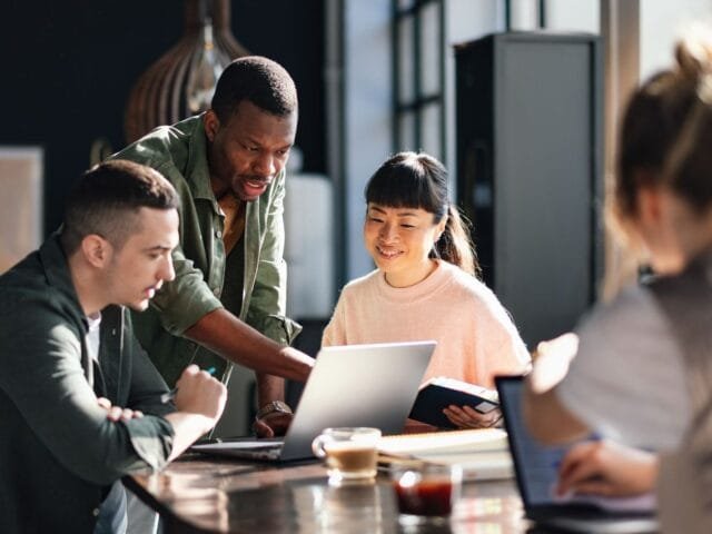 5 me´tricas essenciais para medir o sucesso da comunicac¸a~o interna em 2025