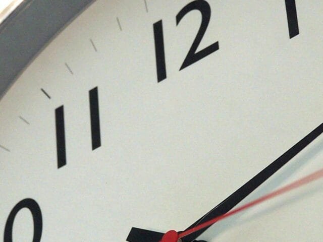 Por que os relógios giram no sentido horário? A ciência responde!