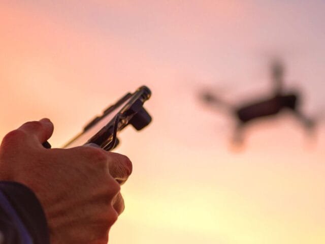 Reportagem mostra ucranianos matando soldado russo com drone controlado por joystick