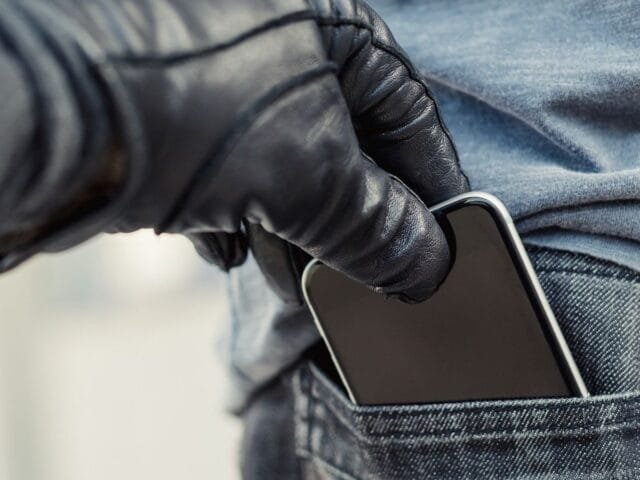 Governo federal propõe aumentar a pena de quem compra celular roubado