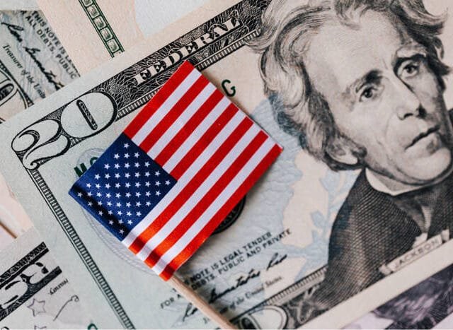 US Dollar Forecast: DXY Holds Firm as PCE and Tariff Risks Cloud Outlook