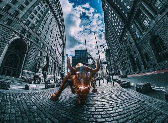 Dow Jones and Nasdaq 100: Volatile Week Ends with a Rally – but Is the Selling Over?