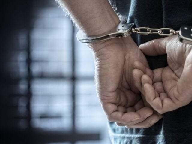 Polícia prende “especialista” em desbloqueio de celulares