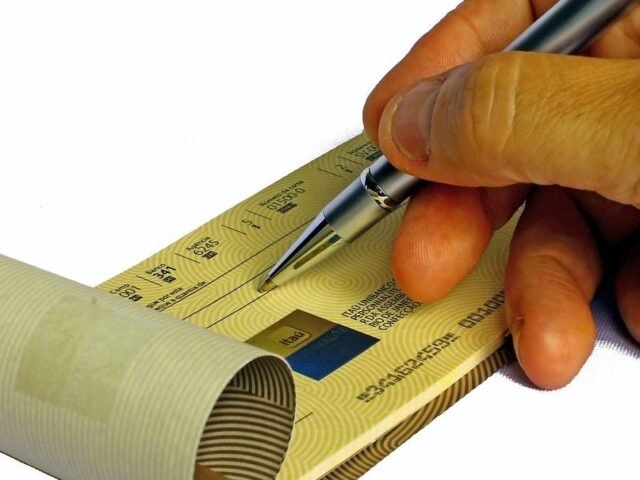 Que fim levaram os cheques, principal meio para comprar parcelado antigamente?