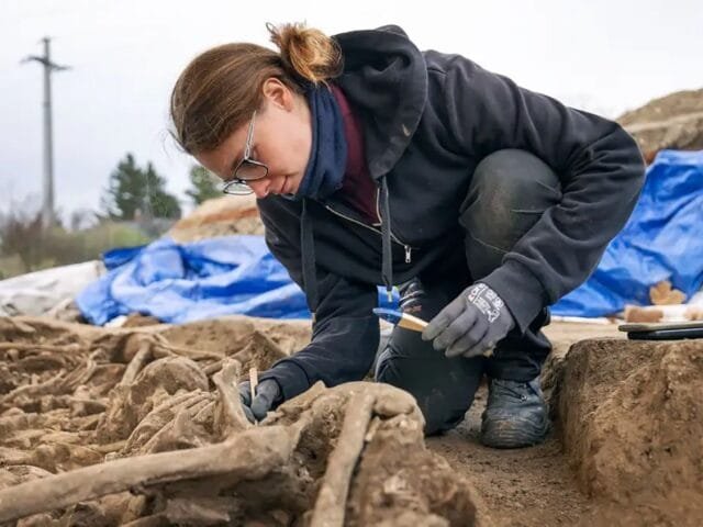 Misteriosa vala com soldados romanos é descoberta em campo de futebol de Viena