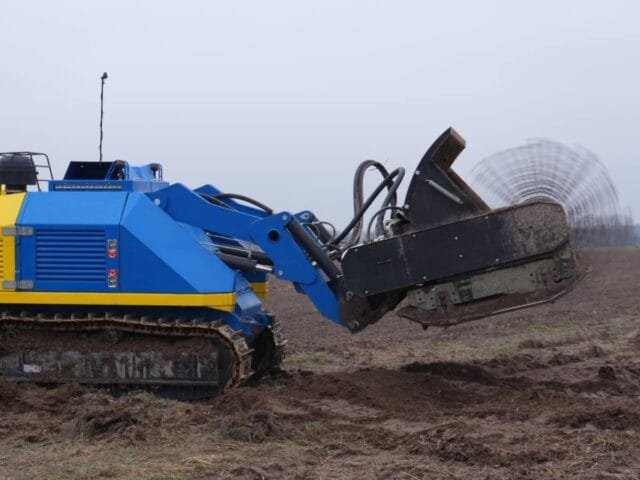 Ucrânia testa veículo não tripulado que vai ajudar a eliminar campos minados em todo o país