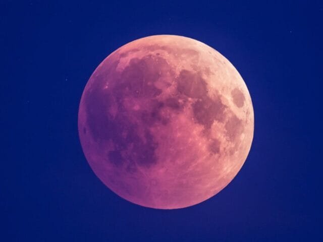 Como foi a Lua Rosa que iluminou os céus no final de semana? Veja imagens!