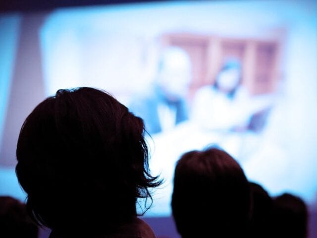 As pessoas não sabem mais assistir filmes no cinema?