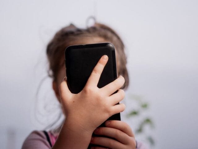 Governo vai desenvolver app para controlar acesso de menores nas redes sociais