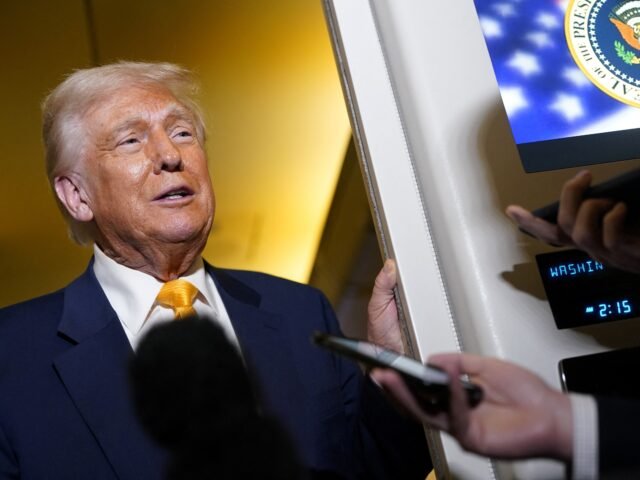 Trump elogia Bezos após Amazon negar plano de mostrar custo de impostos com tarifaço | Economia