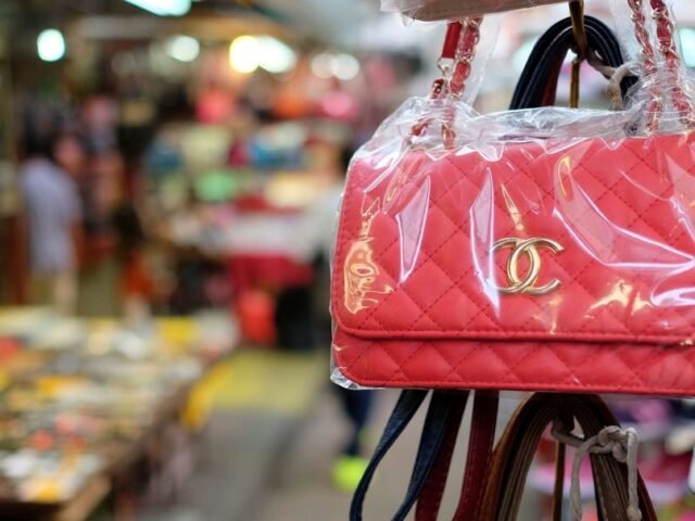 Tiktokers chineses aproveitam ‘tarifaço’ dos EUA para divulgar produtos piratas