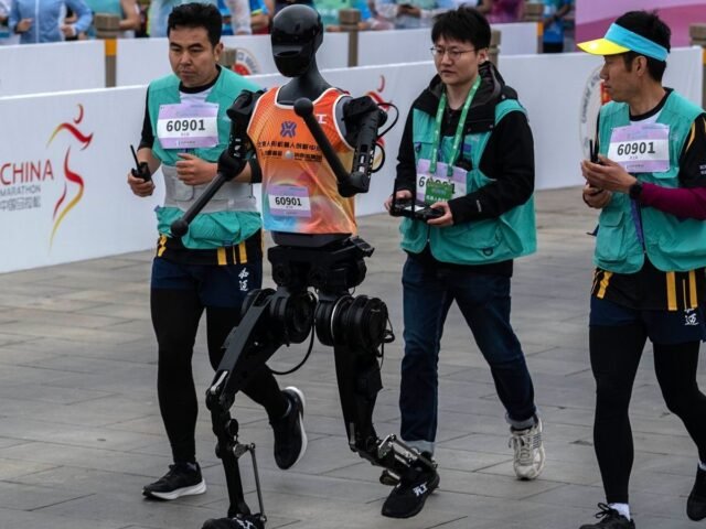 China faz primeira meia-maratona do mundo com corredores humanos e robôs