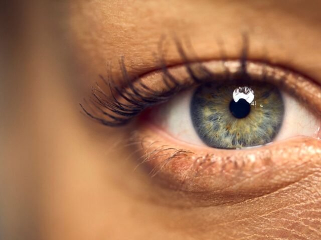 Injeções de ouro nos olhos: tratamento promete reverter cegueira com nanopartículas