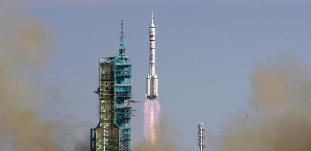 China lança três astronautas em missão para a estação espacial chinesa