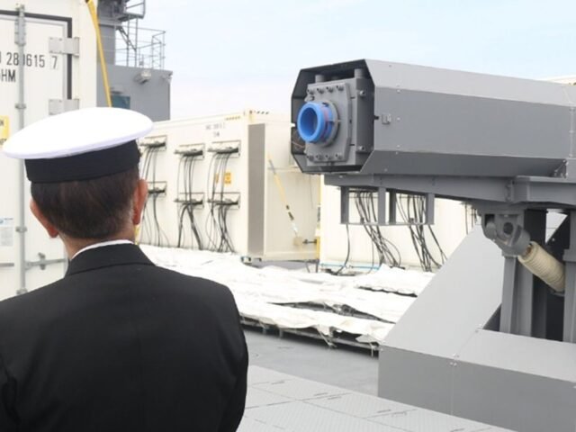 Japão testa navio equipado com arma de canhão eletromagnético; conheça o JS Asuka