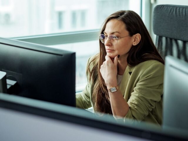 Trabalhadores podem economizar 122 horas por ano se adotarem a IA, afirma Google