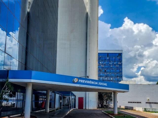 Mensagens falsas prometem devolver descontos ilegais no INSS; saiba reconhecer a fraude